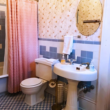 Bathroom of the Paper Moon Suite